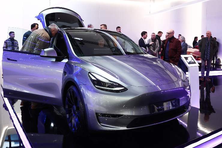 Tesla Model Y e rischio licenziamenti