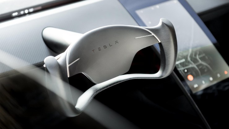 Tesla ha deciso di modificare il volante Yoke
