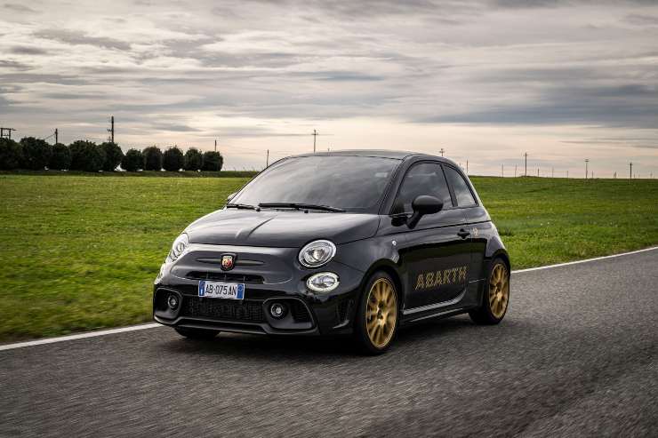 Abarth, la nuova limited edition ha una potenza assurda: sembra una 500 da pista