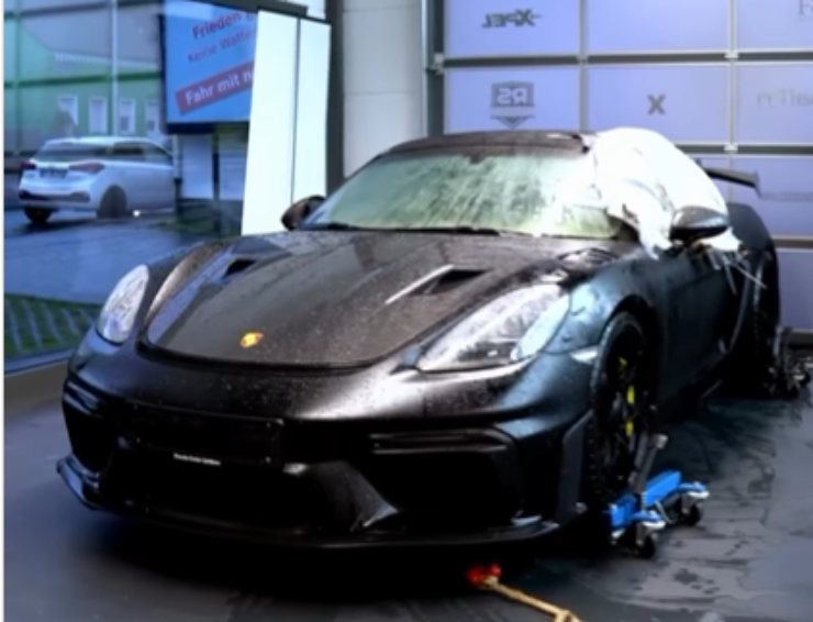 Porsche GT4 RS distrutta lacrime incredibile