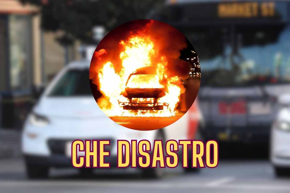 Attaccano un'auto a guida autonoma e la bruciano: terrore per le strade