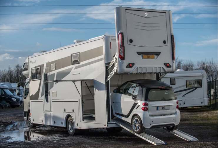 Rivoluzione camper, questo modello ha persino il garage: mai vista una cosa così (VIDEO)