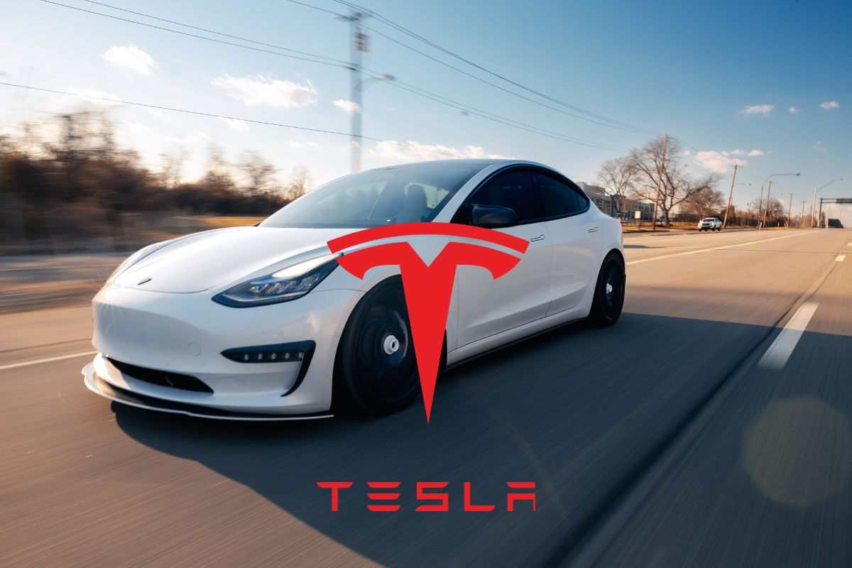 Tesla, marcia indietro improvvisa: per i clienti non è sicuro